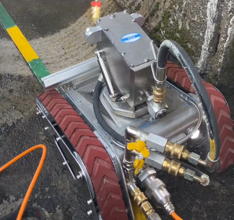 S6 tank cleaning robot picture in mud environment.png S6 tank cleaning machine in mud environment.png