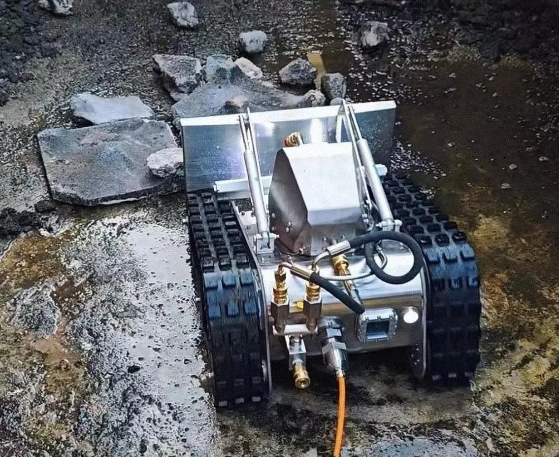 x6-robot-chicken-farm-cleaning.jpg X6 cleaning poultry manure pit with infrared camera monitoring