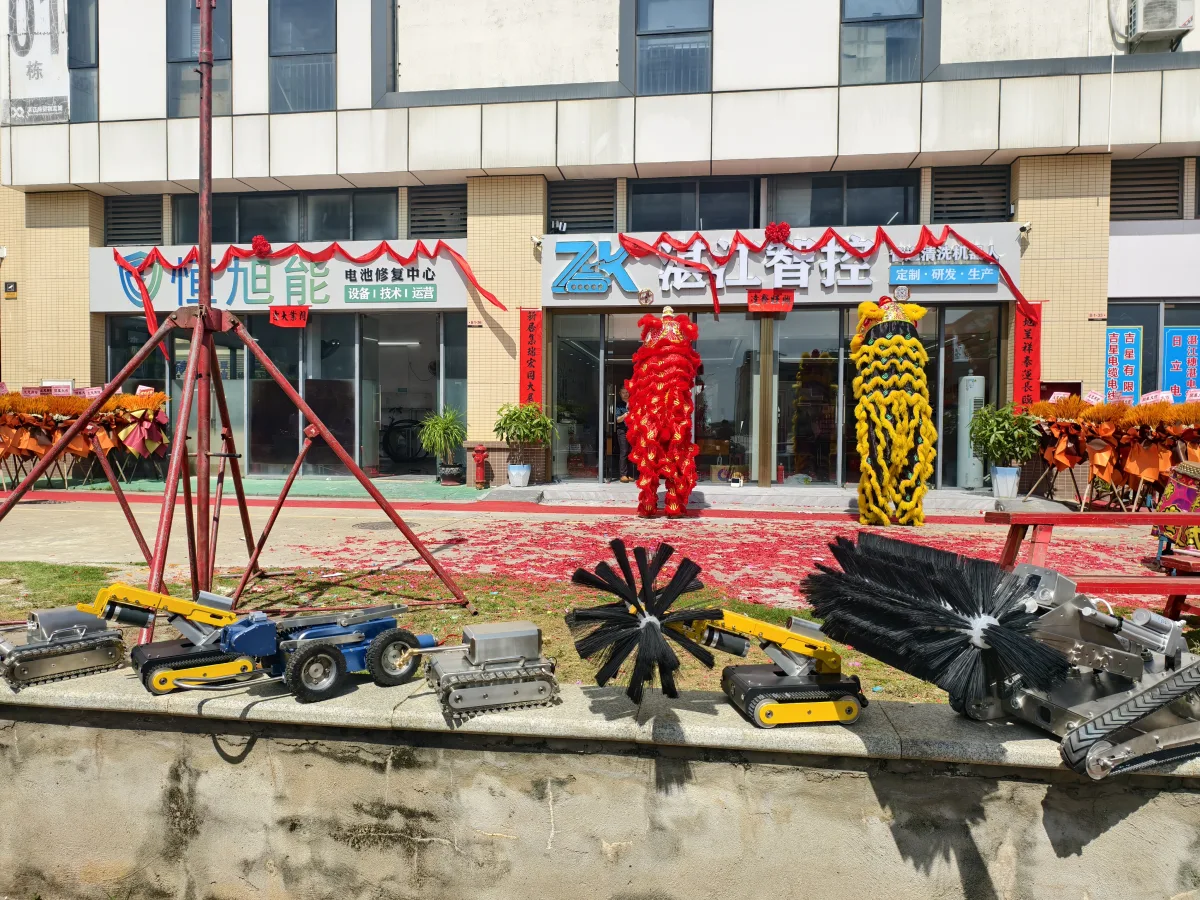 Q37 air conditioning robot, K22 pipeline inspection robot, G36 kitchen duct cleaning robot,X6 livestock manure cleaning robot, S6 water tank cleaning robot in new company.jpg